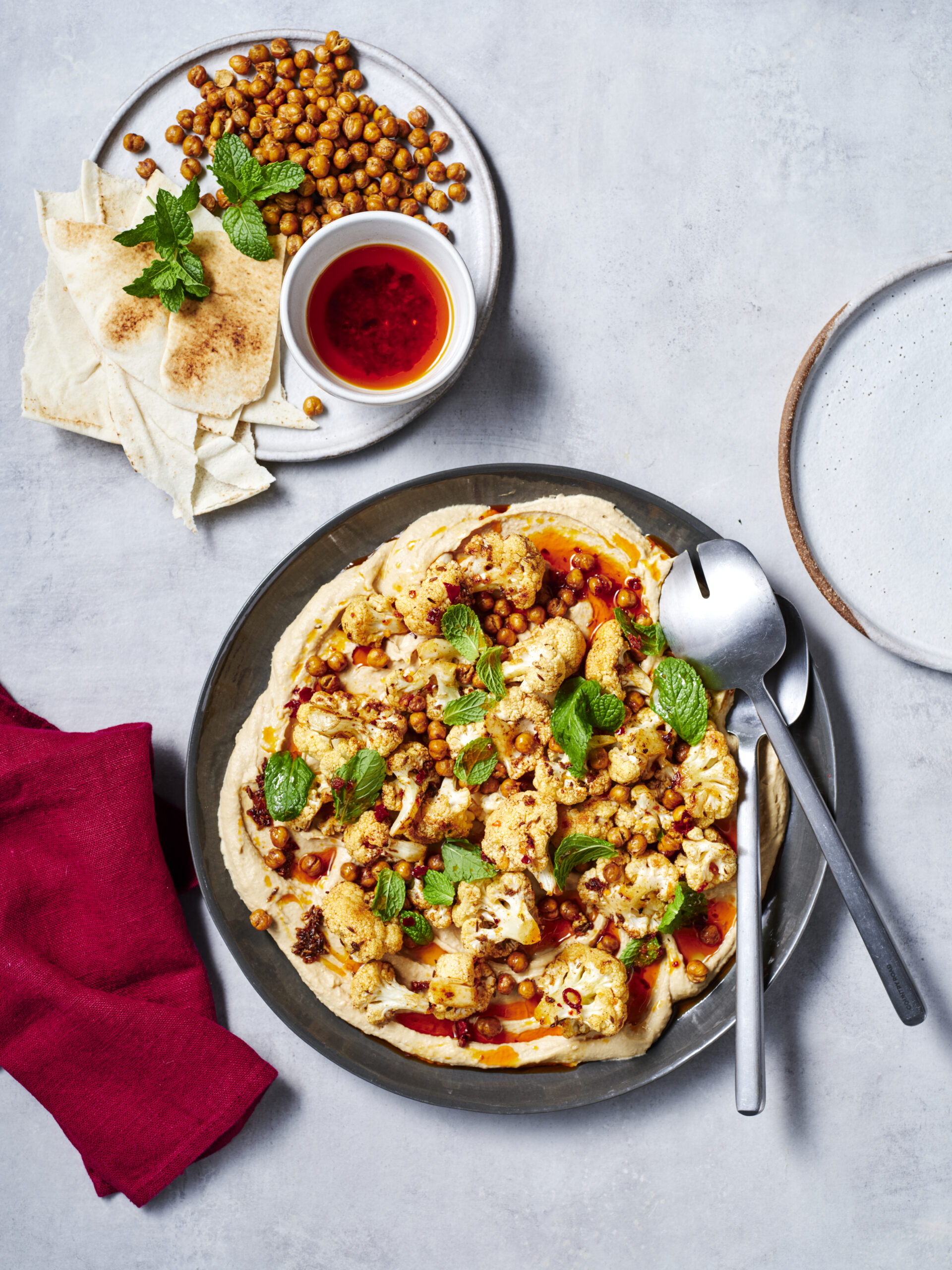 Roast cauliflower & Chickpeas with Hommus